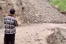  سیلاب سنگ در دماوند همه را به وحشت انداخت + ویدئویی عجیب از این سیلاب