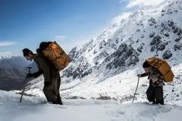 زنان به عراق می‌روند تا نان و سبزی بفروشند