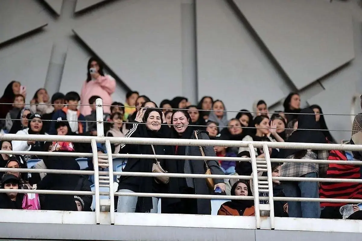 ورود تاریخی زنان مشهدی به سکوهای فوتبال پس از ۱۲ سال | تنها استادیوم بسته کشور حالا رشت است