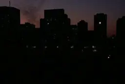 تصویری قابل تامل از وزیر نیرو در روزهای بی‌برقی!| وزیر نیرو در روزهای بی‌برقی لج می کند؟!

