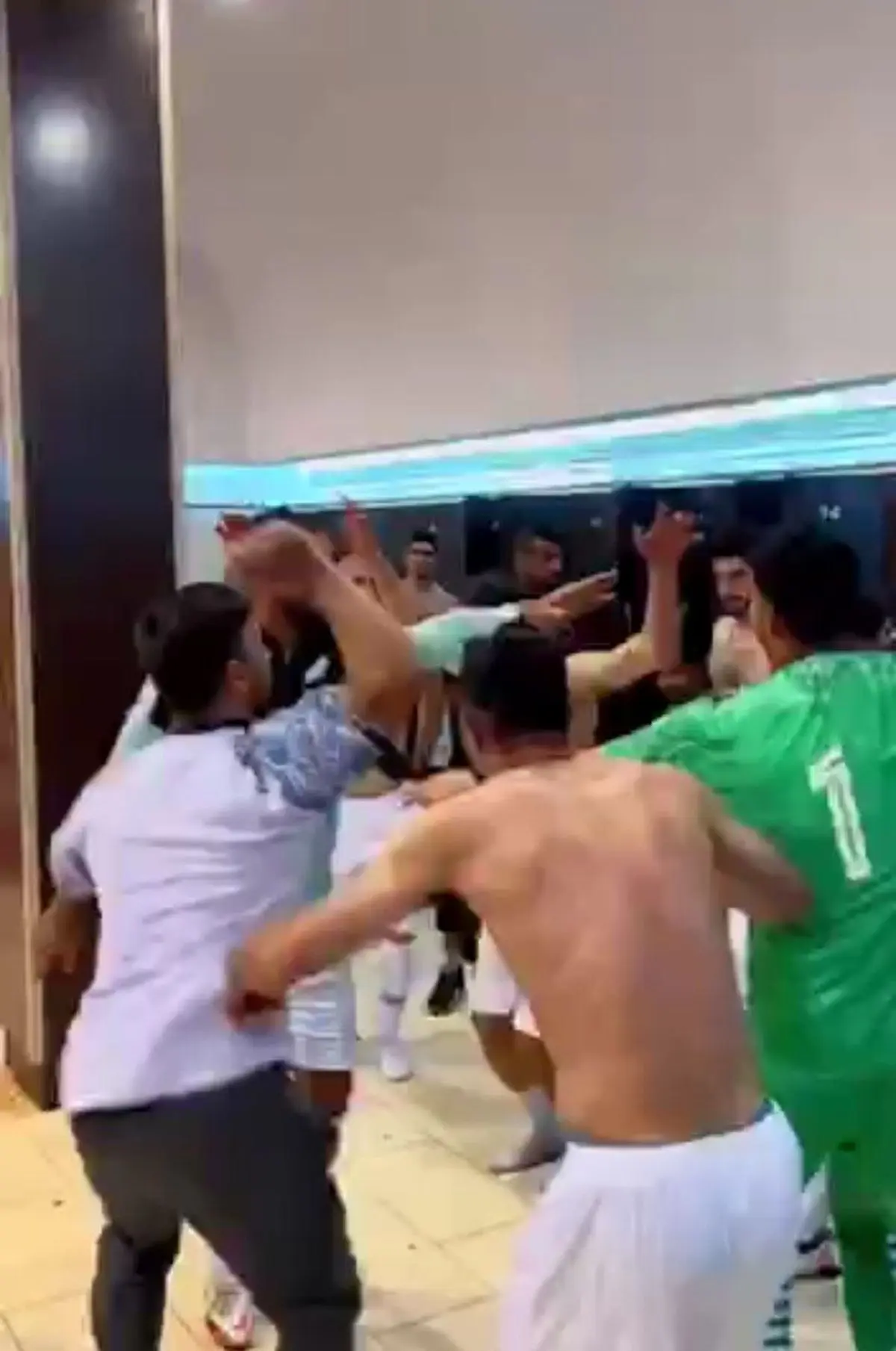 رقص و پایکوبی بازیکنان آلومینیوم در رختکن ورزشگاه آزادی+ویدئو 