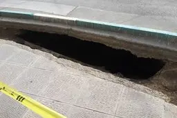 اتفاق عجیب و هولناک در  خیابان سپاه تهران | زمین در تهران نشست کرد