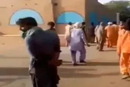 تجمع اعتراضی پاکبانان شهرداری چابهار به دلیل عدم پرداخت مطالبات مزدی‌شان + ویدئو