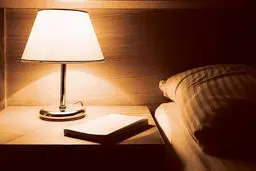 با چراغ روشن نخوابید، خطرناک است! 