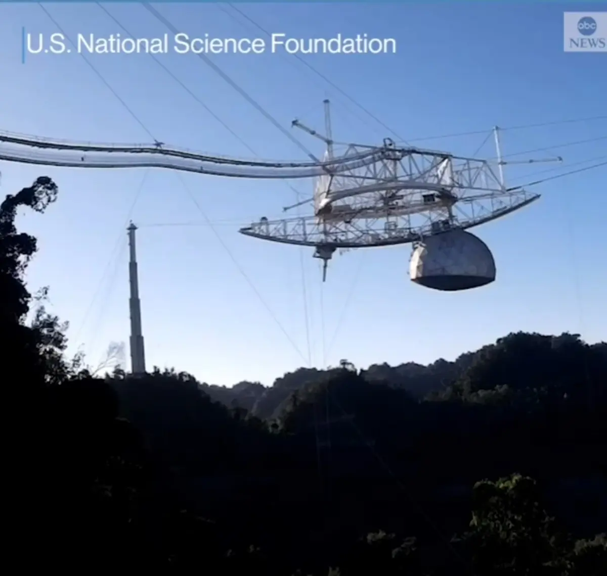 لحظه فرو ریختن  تلسکوپ رادیویی غول پیکر آرسیبو در پورتوریکو + ویدئو