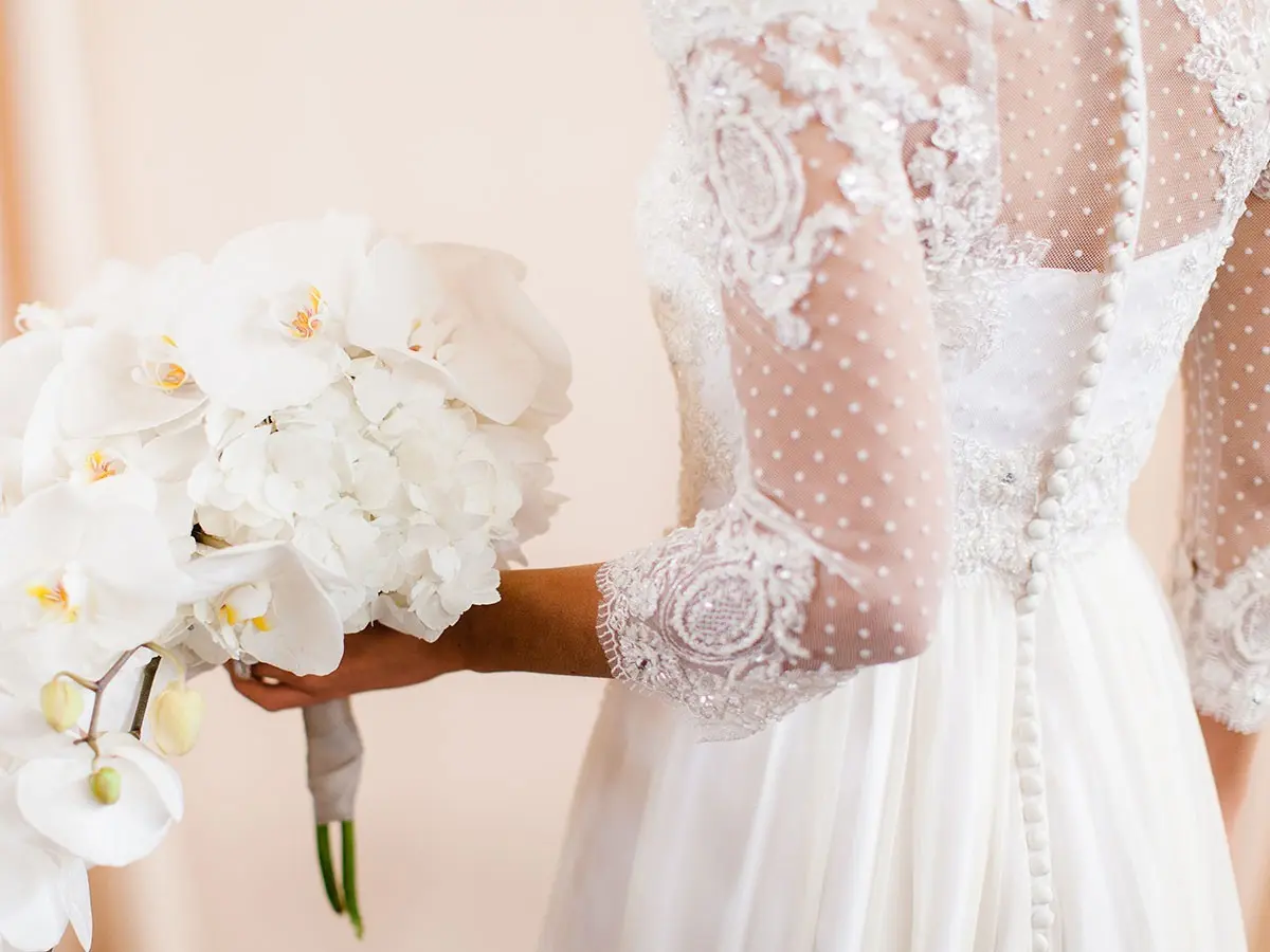 خلاقیت داماد برای صرفه جویی در هزینه‌ها | کیک و لباس عروس را یکی کرد! + عکس