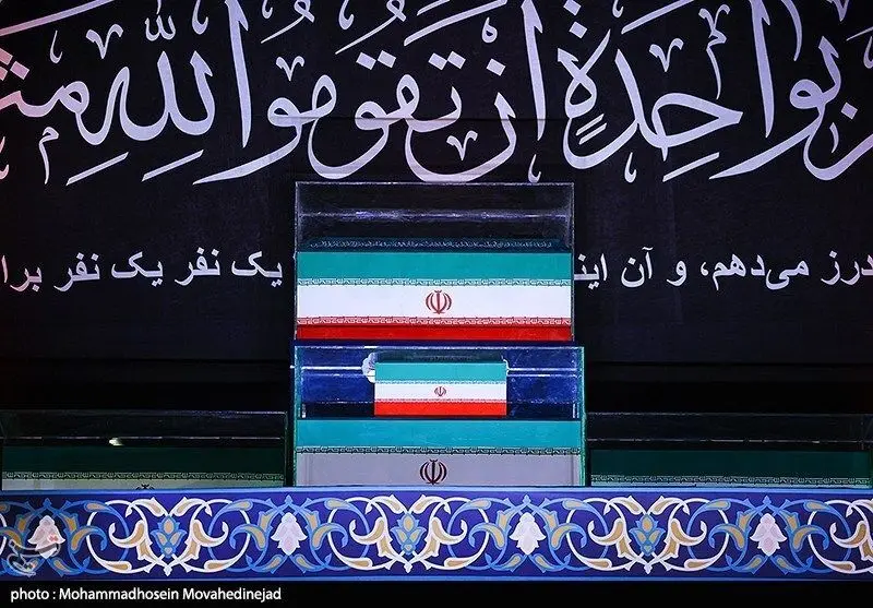 اشک‌ های فرزندان رهبر شهید انقلاب در هنگام وداع با پیکر پدر+ فیلم