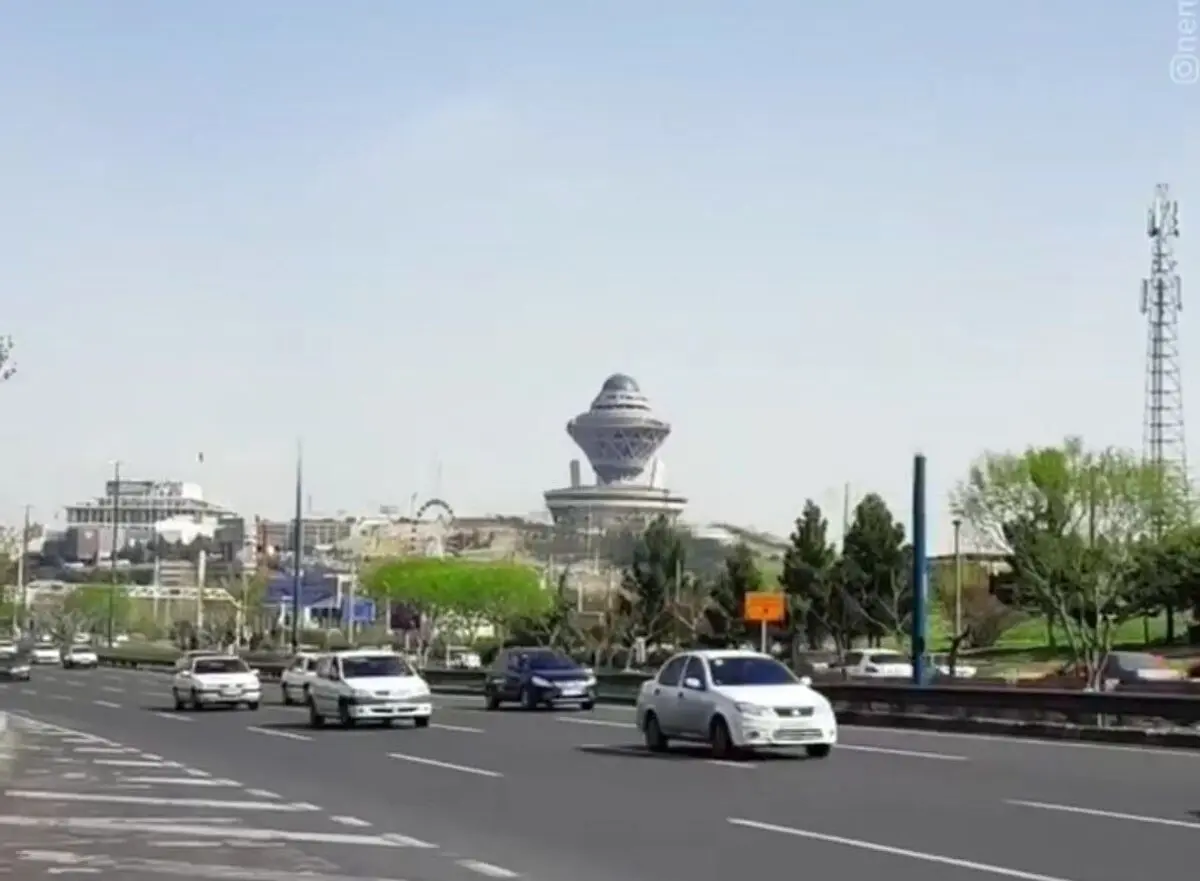 برج میلاد را برای تمیز کردن شیشه‌هایش به مناسبت عید، پایین آوردند!+ویدئوی لحظه بالا بردن برج