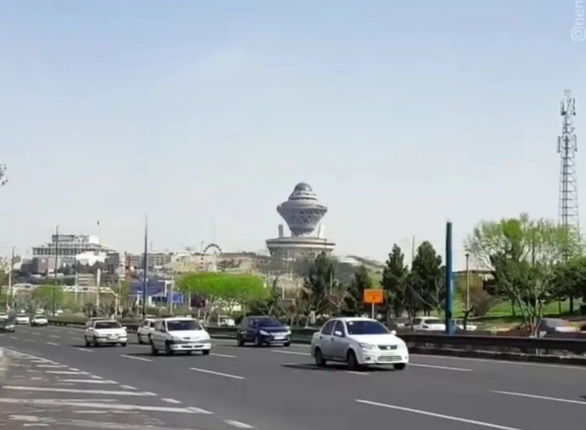 برج میلاد را برای تمیز کردن شیشه‌هایش به مناسبت عید، پایین آوردند!+ویدئوی لحظه بالا بردن برج