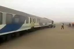 طوفان شن  |  قطار زاهدان - کرمان از ریل خارج شد.