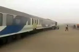 طوفان شن  |  قطار زاهدان - کرمان از ریل خارج شد.