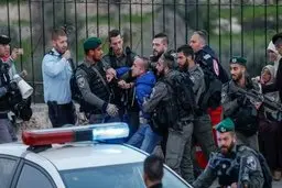  نظامیان صهیونیست در اطراف مسجد الاقصی به نمازگزاران فلسطینی حمله کردند. 