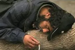 رکورد پذیرش معتادان و کارتن خواب‌ها در گرمخانه‌های تهران زده شد
