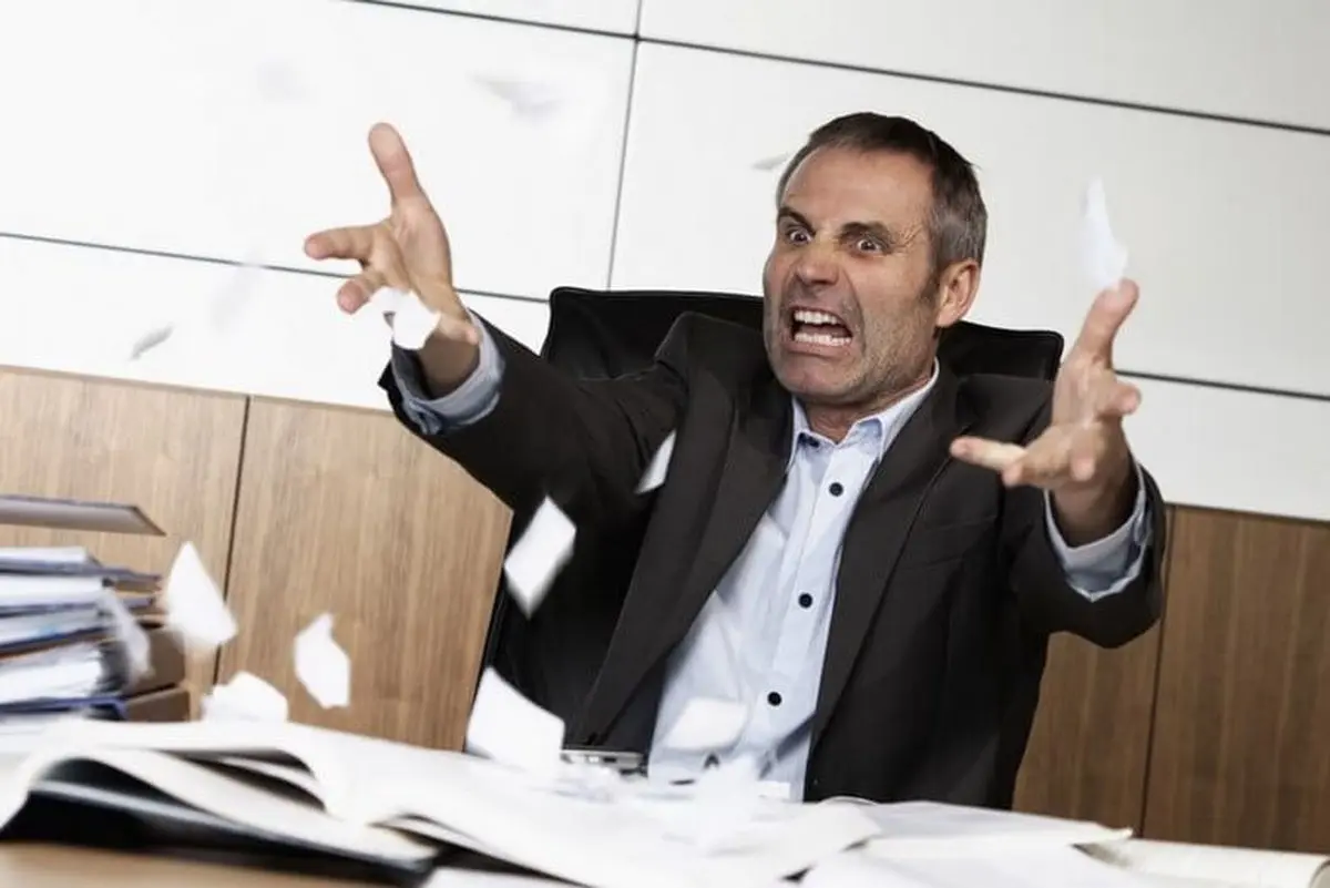 رفتارها و عادات اشتباه در محیط کار که همکارانتان را کلافه می‌کند