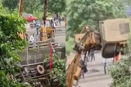 سقوط جرثقیل هنگام بالا کشیدن کامیون از رودخانه