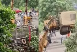 سقوط جرثقیل هنگام بالا کشیدن کامیون از رودخانه