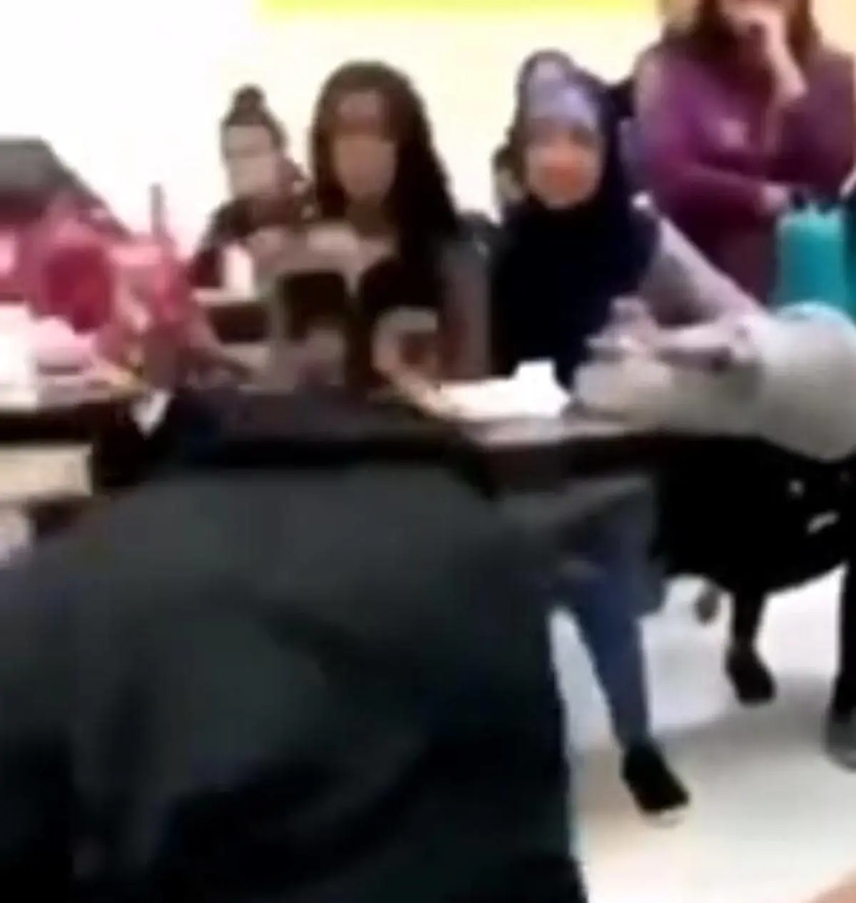واکنش نژادپرستانه‌ی همکلاسی‌ها به دعوای دو دختر در مدرسه+ویدئو