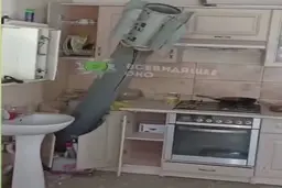 آشپزخانه‌ یک‌منزل مسکونی در ماریوپول، اوکراین | موشک وسط آشپزخانه! +ویدئو 