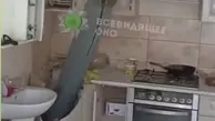 آشپزخانه‌ یک‌منزل مسکونی در ماریوپول، اوکراین | موشک وسط آشپزخانه! +ویدئو 