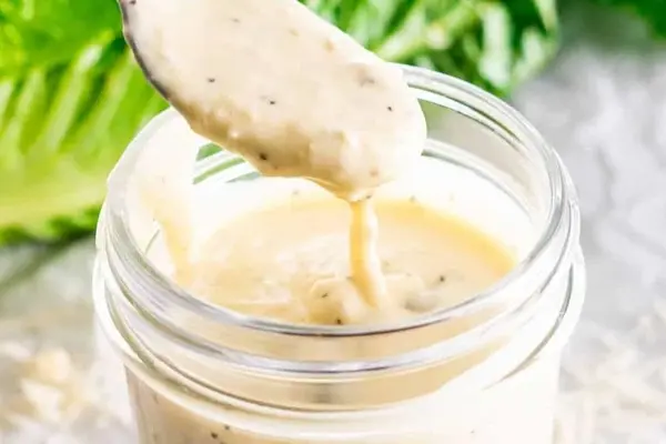 طرز تهیه سس سزار کم هزینه | با حداقل‌ مواد تو خونه سس سزار درست کن +ویدئو