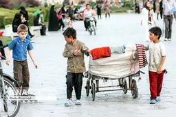 درد مردم به ما مربوط نیست! مسائل شخصی آنها به ما مربوط است!