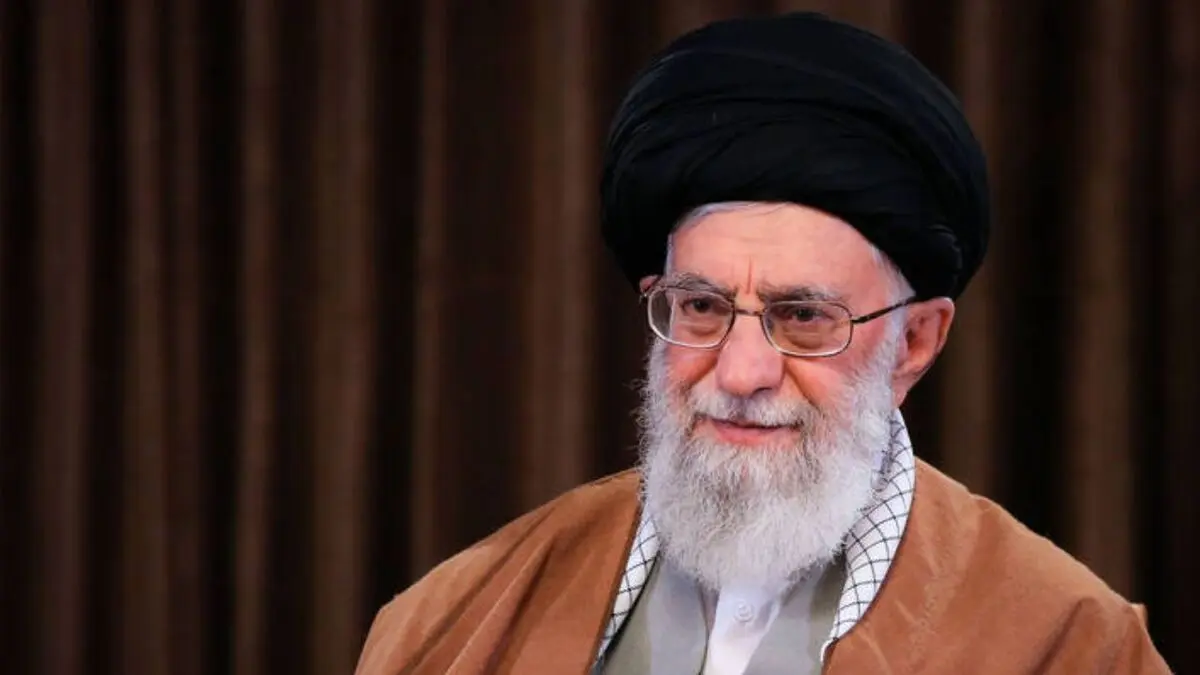 اقتدای رهبرانقلاب  در نماز جماعت به تنها چهره نظامی +عکس