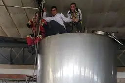 سقوط  مرگبار کارگر میانسال به داخل مخزن روغن | نظافتی که جان مرد را به خطر انداخت