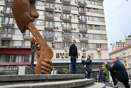 مجسمه بلند خودکشی پوتین در پایتخت اوکراین+تصویر مجسمه پوتین