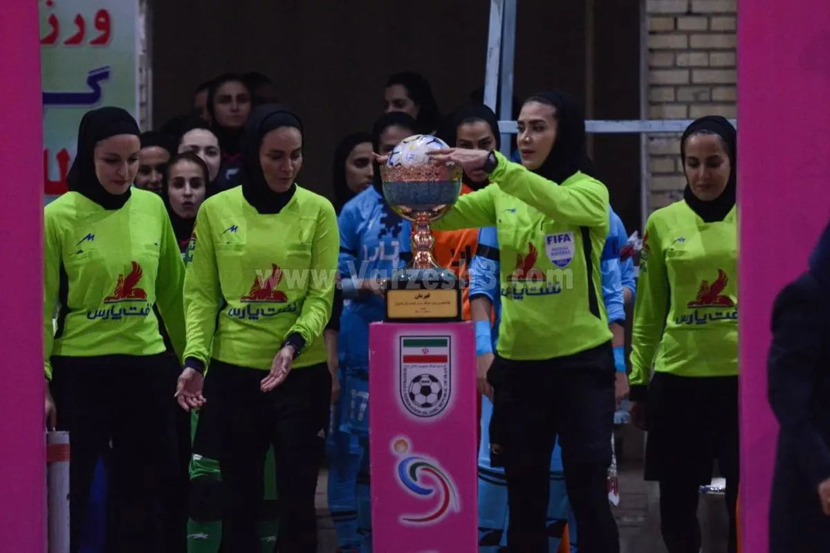 مراسم جشن قهرمانی زنان فوتسال پیکان در لیگ برتر | تاج‌گذاری شبانه زنان پیکان در لیگ فوتسال+ویدئو 