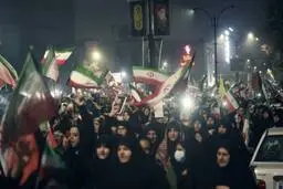 روزنامه جوان: هر اقدامی که به دوقطبی‌سازی جامعه، تخریب سرمایه اجتماعی یا تضعیف همبستگی ملی بینجامد، ناخواسته در جهت اهداف جنگ شناختی دشمن عمل می‌کند | باید از تبدیل اجتماعات ملی به میدان رقابت‌های سیاسی پرهیز کرد