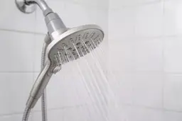 یکبار برای همیشه روش درست تمیز کردن رسوب سردوش رو یاد بگیر! | با این روش تا ۱ سال هیچ رسوبی توی سردوشت جمع نمیشه! + ویدئو