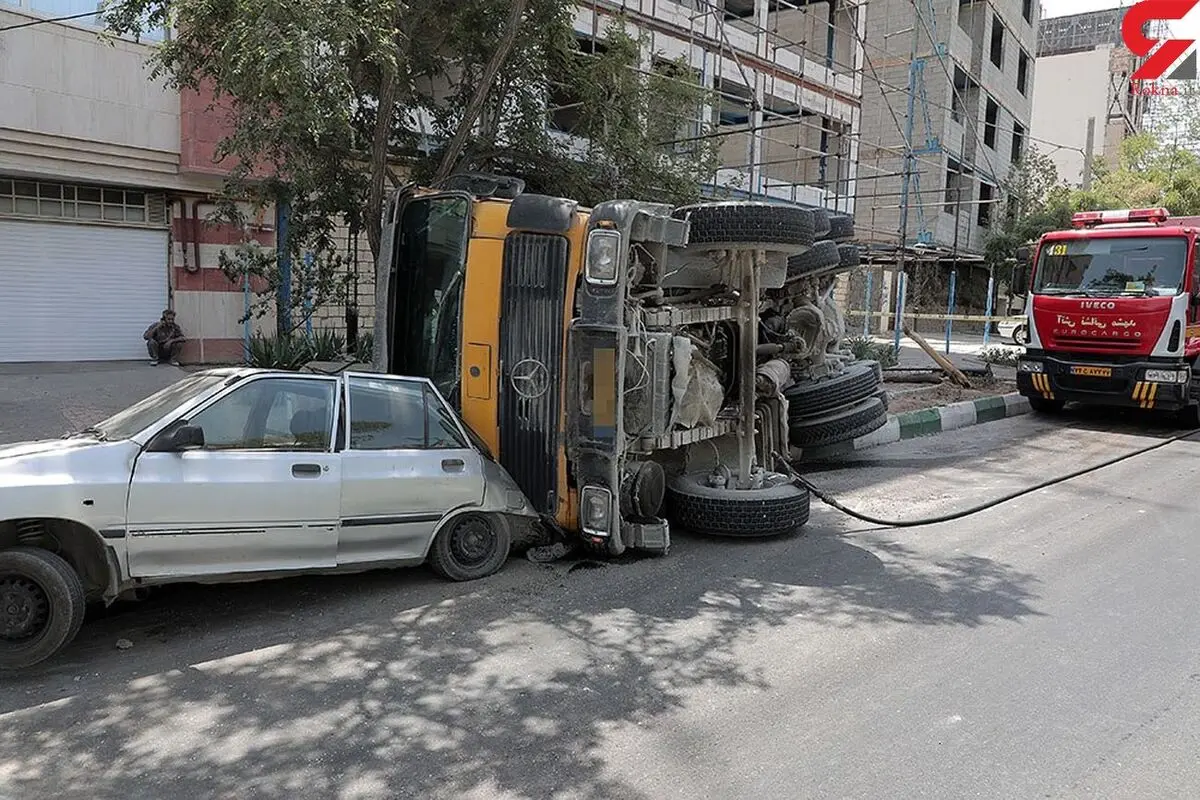 حادثه عجیب واژگونی میکسر حمل بتن بر روی پراید +تصویر
