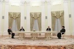 راز میز بزرگ در دیدار رییسی و پوتین چه بود؟ رییسی نپذیرفته بود تست پی سی آر بدهد
