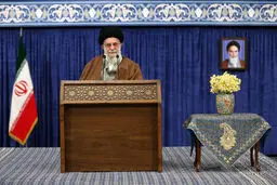 مقام معظم رهبری: مسئولان اقتصاد کشور را به تحریم گره نزنند.