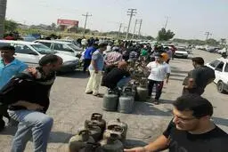 صف کپسول گاز در مجاورت صدها چاه نفت! 