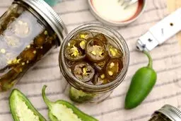 تا فصل فلفله این ترشی خونگی رو درست کن | طرز تهیه ترشی فلفل سبز تند خوشمزه و آسان در خانه +ویدئو