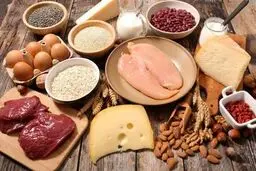 چه مقدار پروتئین در روز مصرف کنیم؟ 