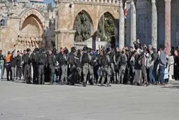 یورش صهیونیست‌ها به مسجدالاقصی؛ حداقل ۹۰ فلسطینی مجروح شدند+ویدئو 