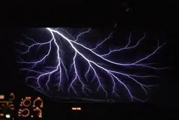 پدیده ای عجیب در آسمان | ثبت لحظه یک طوفان ویرانگر هم سوی یک هواپیما + ویدئو