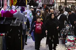 مردم در بازار و خیابان‌های رشت 