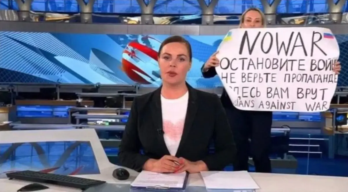 سردبیر معترض به جنگ اوکراین در برنامه زنده تلویزیون روسیه به پرداخت جریمه محکوم شد 