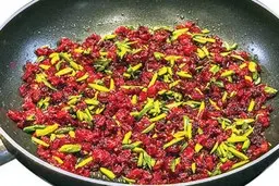 عمرا میدونستی تا الان زرشک رو اشتباه تفت می‌دادی! | ترفند زرشک رستورانی با روش صحیح تفت دادن +ویدئو