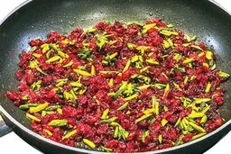 عمرا میدونستی تا الان زرشک رو اشتباه تفت می‌دادی! | ترفند زرشک رستورانی با روش صحیح تفت دادن +ویدئو