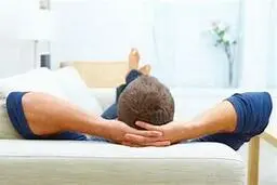  ۴ دلیل علمی که باید بدون عذاب وجدان استراحت کنید | تعطیلات خود را با خیال آسوده به استراحت مطلق بپردازید