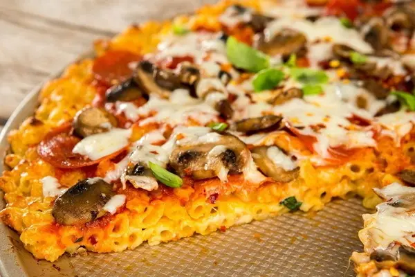 از این به بعد ماکارونی رو با پیتزا درست کن! | طرز تهیه یک شام فوری با ماکارونی به شکل پیتزا! + ویدئو