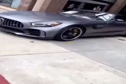 لس‌آنجلس دزدیدن ماشینهای نمایشگاه مرسدس بنز+فیلم