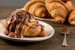 کروسان بستنی نوتلا یک ترکیب رویایی و خوشمزه | طرز تهیه کروسان بستنی +ویدئو