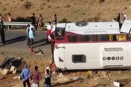 واژگونی مرگبار اتوبوس در محور سمنان - مهدیشهر |  ۲ فوتی و ۲۵ مصدوم 