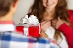 ۵ قانون برای کادو دادن؛ چه کنیم دیگران از هدیه ما واقعاً خوششان بیاید؟