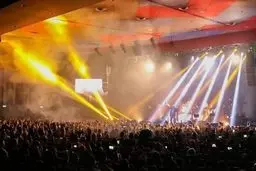 مردی وسط کنسرت خواننده معروف او حمله ور شد | خواننده معروف دچار جراحت شدید شد